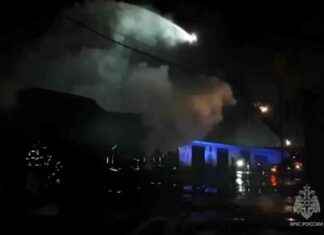 Пожар в Москве: горение металлического ангара и автомойки на 500 квадратных метров 500