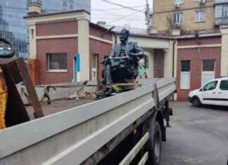 Памятник академику Павлову снесли в Киеве