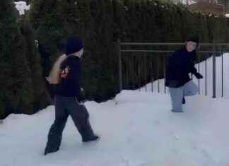 Дети Галкина и Пугачёвой играют в снежки в горах.