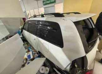 Пьяный водитель протаранил супермаркет: последствия под Иркутском