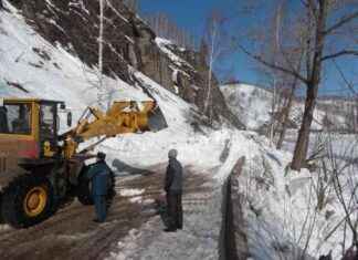 Движение на трассе в Красноярском крае остановлено из-за схода снежной лавины