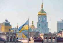 Банковская сотрудница в Киеве отказала клиенту на русском языке