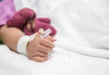 Годовалая девочка в Петербурге попала в реанимацию из-за найденной на улице закладки